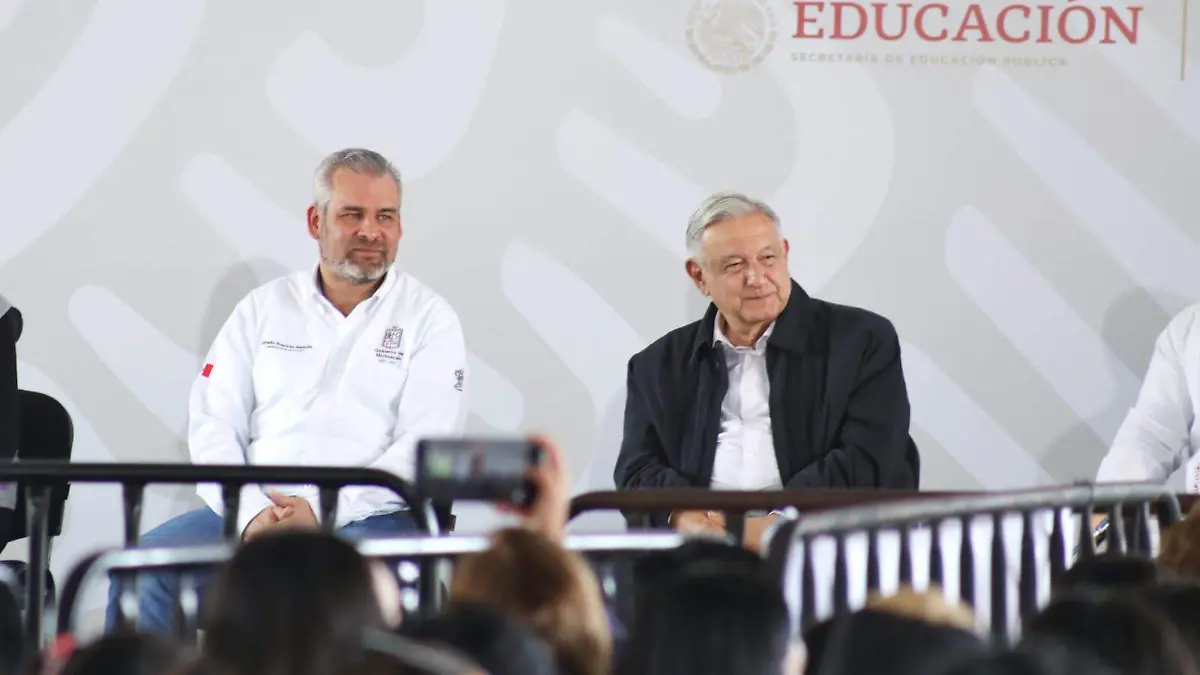 Bedolla y AMLO universidades